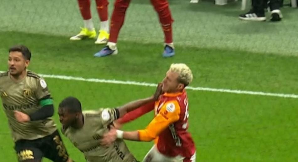 Galatasaray'ın penaltı beklediği pozisyonda devam kararı doğru mu? Trio ekibi canlı yayında tüm pozisyonları tek tek açıkladı 16