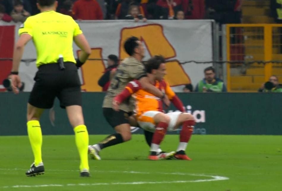 Galatasaray'ın penaltı beklediği pozisyonda devam kararı doğru mu? Trio ekibi canlı yayında tüm pozisyonları tek tek açıkladı 19