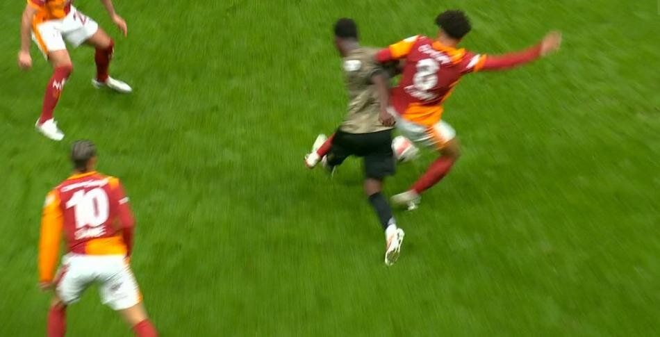Galatasaray'ın penaltı beklediği pozisyonda devam kararı doğru mu? Trio ekibi canlı yayında tüm pozisyonları tek tek açıkladı 14