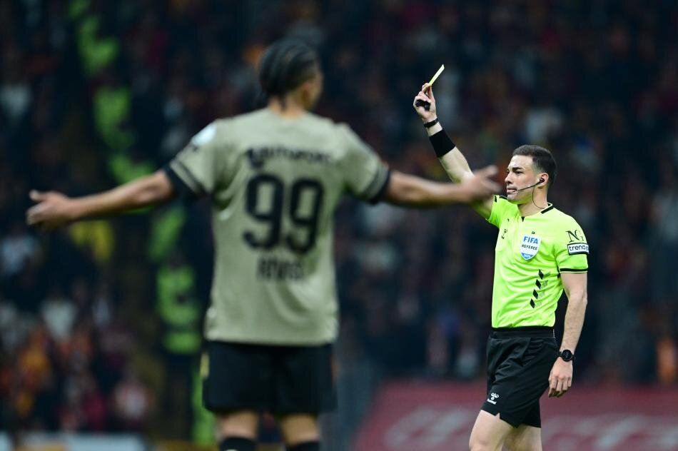 Galatasaray'ın penaltı beklediği pozisyonda devam kararı doğru mu? Trio ekibi canlı yayında tüm pozisyonları tek tek açıkladı 1