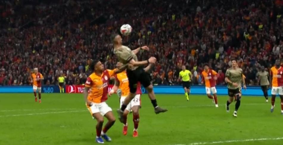 Galatasaray'ın penaltı beklediği pozisyonda devam kararı doğru mu? Trio ekibi canlı yayında tüm pozisyonları tek tek açıkladı 11