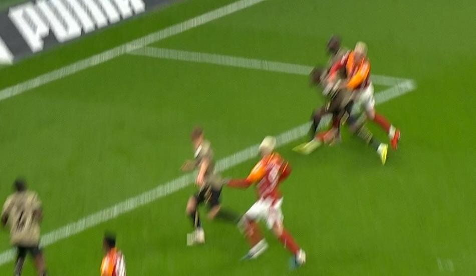 Galatasaray'ın penaltı beklediği pozisyonda devam kararı doğru mu? Trio ekibi canlı yayında tüm pozisyonları tek tek açıkladı 18
