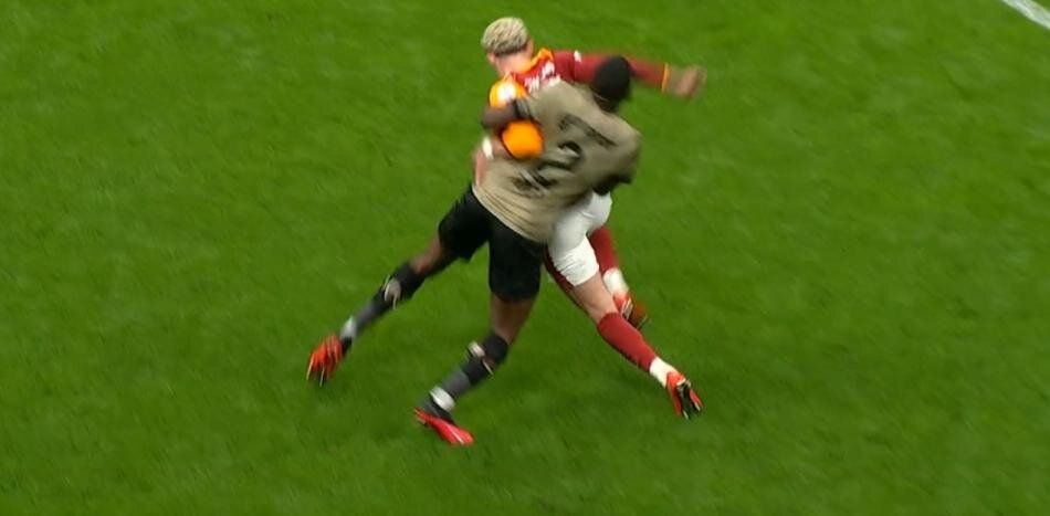 Galatasaray'ın penaltı beklediği pozisyonda devam kararı doğru mu? Trio ekibi canlı yayında tüm pozisyonları tek tek açıkladı 12