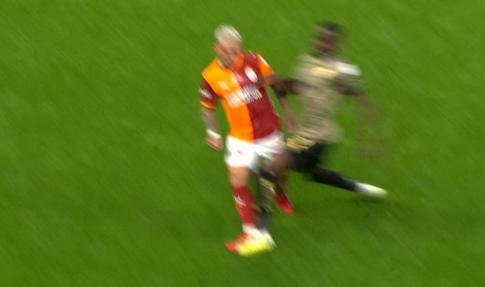 Galatasaray'ın penaltı beklediği pozisyonda devam kararı doğru mu? Trio ekibi canlı yayında tüm pozisyonları tek tek açıkladı 10