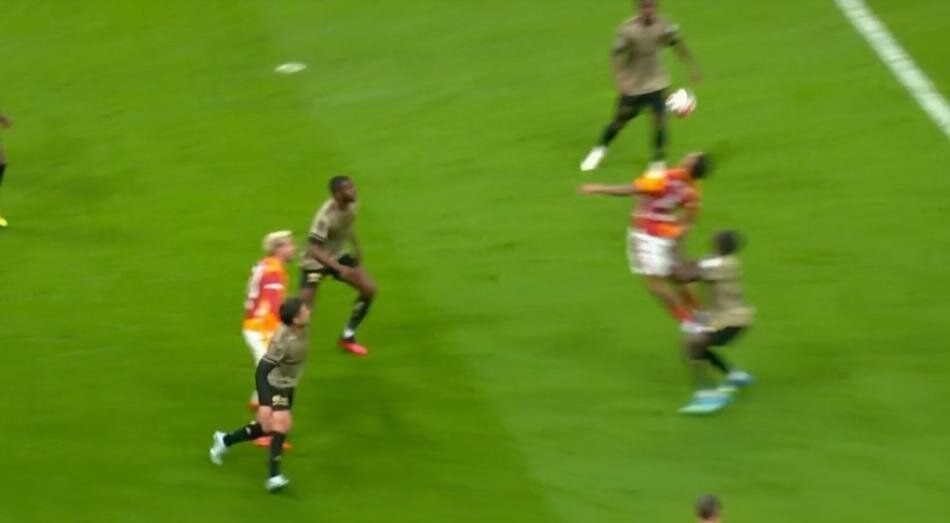 Galatasaray'ın penaltı beklediği pozisyonda devam kararı doğru mu? Trio ekibi canlı yayında tüm pozisyonları tek tek açıkladı 8
