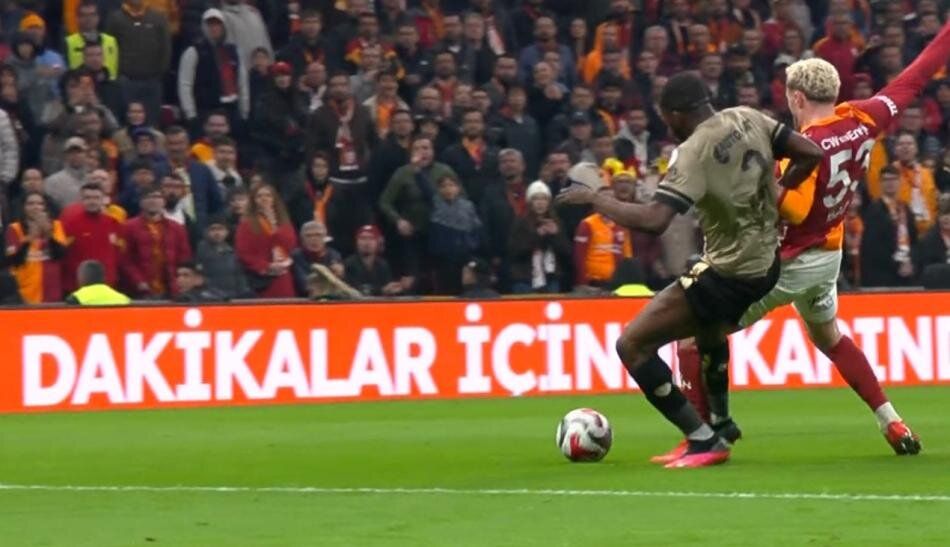 Galatasaray'ın penaltı beklediği pozisyonda devam kararı doğru mu? Trio ekibi canlı yayında tüm pozisyonları tek tek açıkladı 17