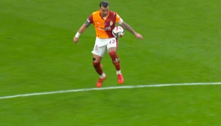 Galatasaray'ın penaltı beklediği pozisyonda devam kararı doğru mu? Trio ekibi canlı yayında tüm pozisyonları tek tek açıkladı 9