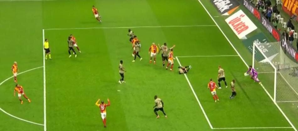 Galatasaray'ın penaltı beklediği pozisyonda devam kararı doğru mu? Trio ekibi canlı yayında tüm pozisyonları tek tek açıkladı 3