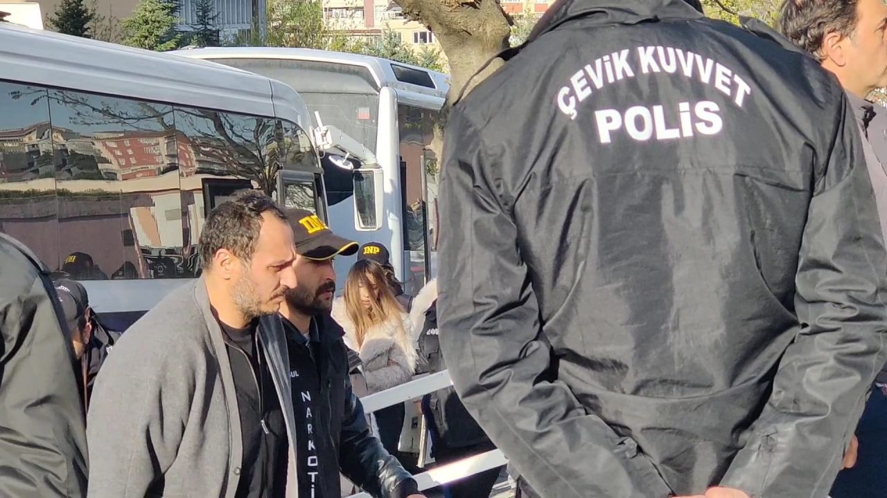 Ünlülere uyuşturucu operasyonu! 19 şüpheli adliyeye sevk edildi: Cansel Ayanoğlu görüntülendi 3