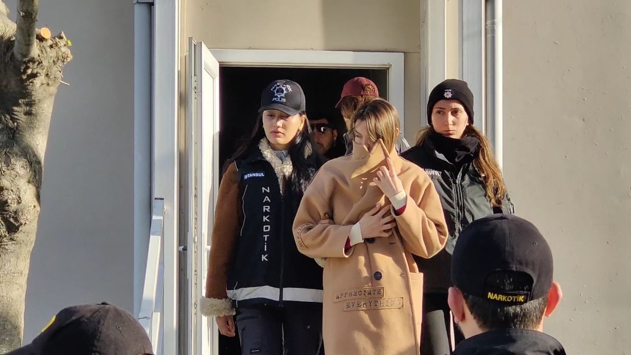 Ünlülere uyuşturucu operasyonu! 19 şüpheli adliyeye sevk edildi: Cansel Ayanoğlu görüntülendi 4
