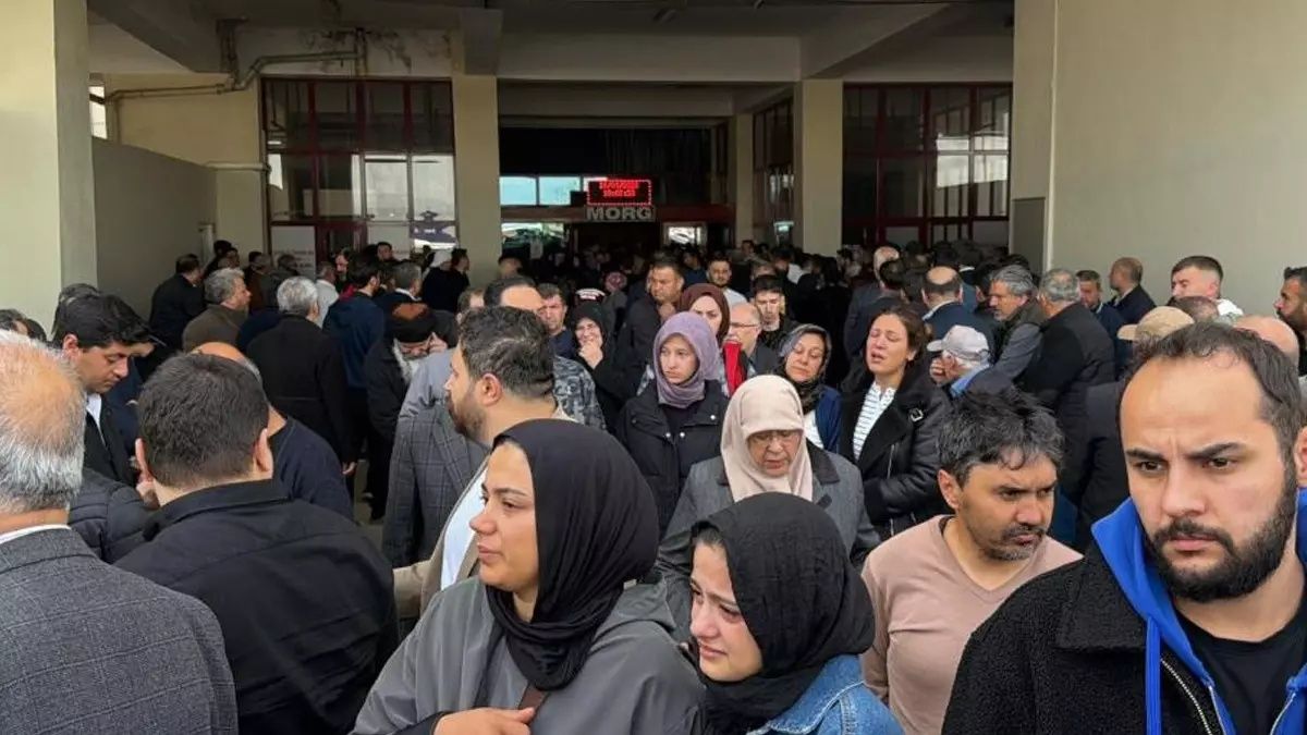 Kahramanmaraş’ta güle oynaya okula gönderdikleri yavrularına gözyaşlarıyla veda ediyorlar... Morgda sıra sıra isimleri okundu 3