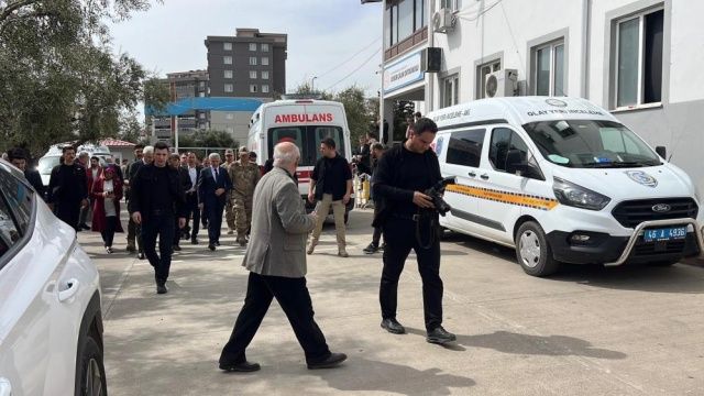 Kahramanmaraş’ta güle oynaya okula gönderdikleri yavrularına gözyaşlarıyla veda ediyorlar... Morgda sıra sıra isimleri okundu 8
