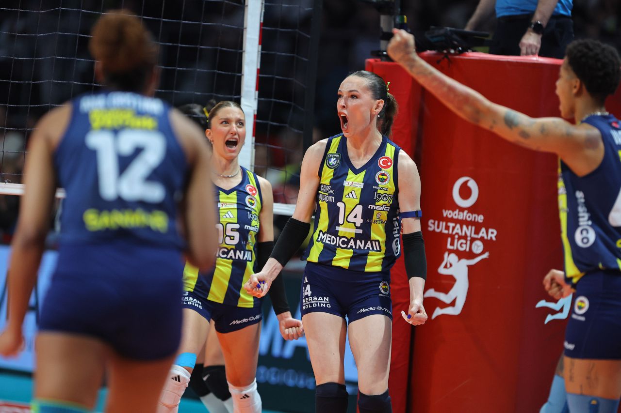 Sultanlar Ligi'nde nefes nefese final serisi! Fenerbahçe Medicana, VakıfBank'a karşı galip geldi, durumu 2-2 yaptı 11