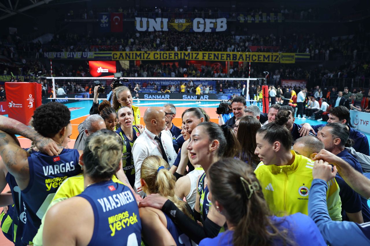 Sultanlar Ligi'nde nefes nefese final serisi! Fenerbahçe Medicana, VakıfBank'a karşı galip geldi, durumu 2-2 yaptı 2