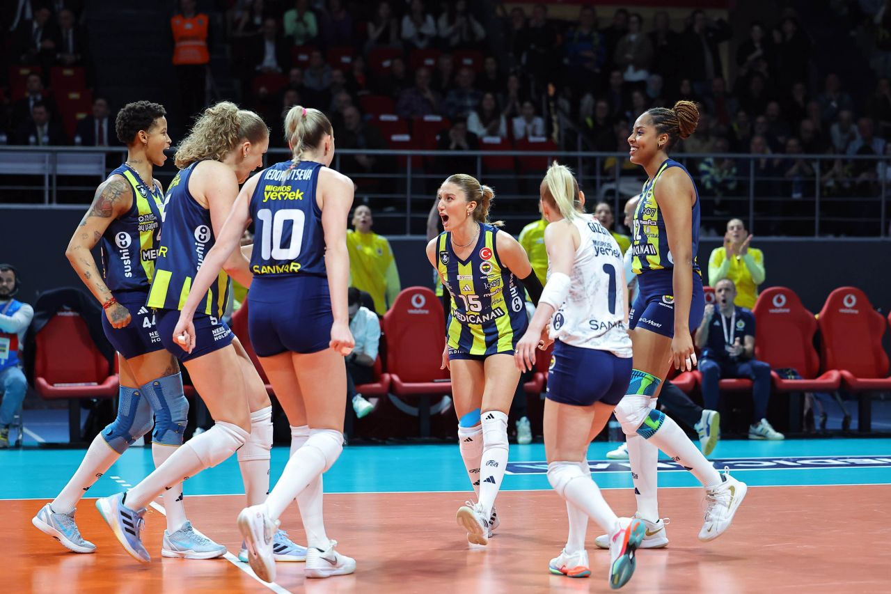 Sultanlar Ligi'nde nefes nefese final serisi! Fenerbahçe Medicana, VakıfBank'a karşı galip geldi, durumu 2-2 yaptı 14