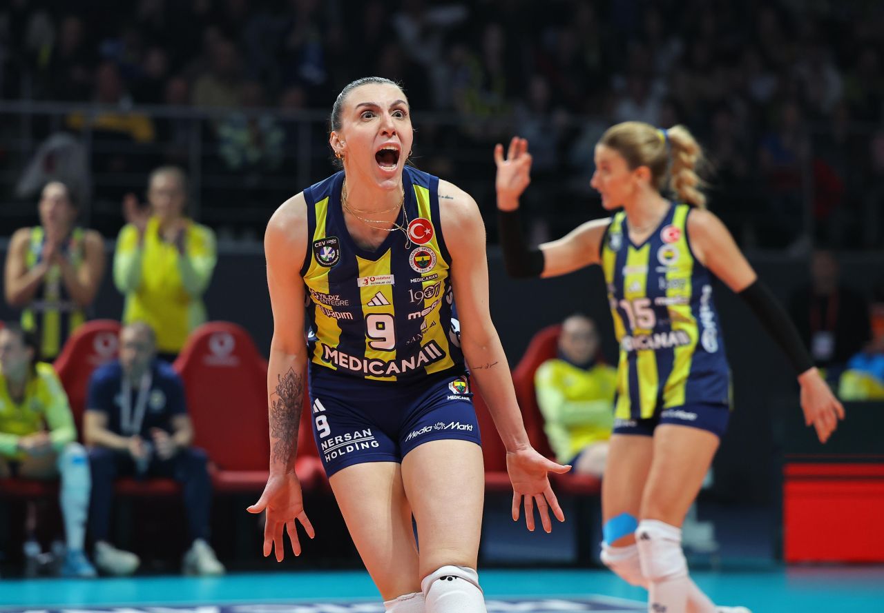 Sultanlar Ligi'nde nefes nefese final serisi! Fenerbahçe Medicana, VakıfBank'a karşı galip geldi, durumu 2-2 yaptı 5