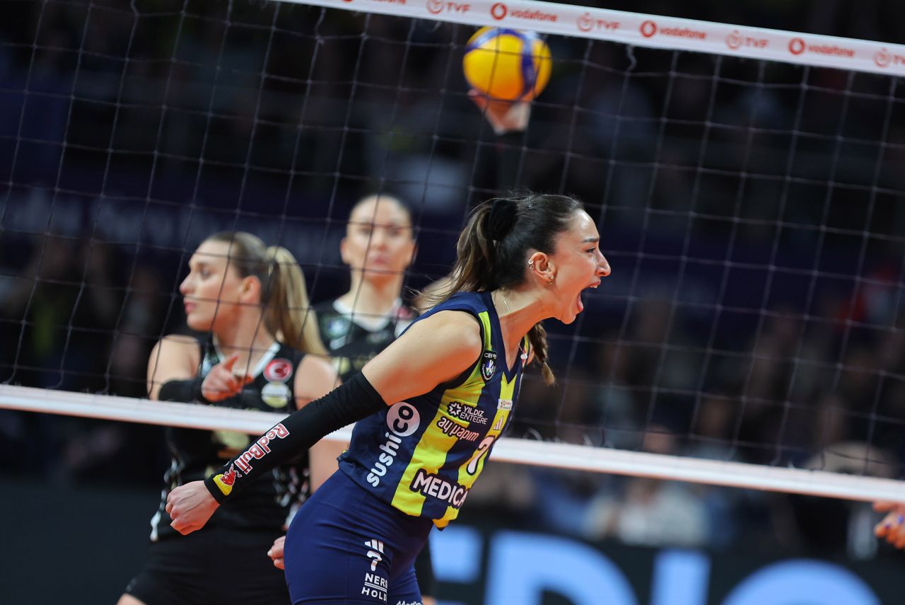 Sultanlar Ligi'nde nefes nefese final serisi! Fenerbahçe Medicana, VakıfBank'a karşı galip geldi, durumu 2-2 yaptı 7