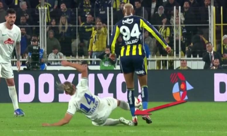 Hakem Fenerbahçe'yi lime lime doğramış! Çaykur Rizespor'un golü iptal, oyuncusu da atılmalıymış! Trio ekibi canlı yayında tüm pozisyonları tek tek açıkladı 8