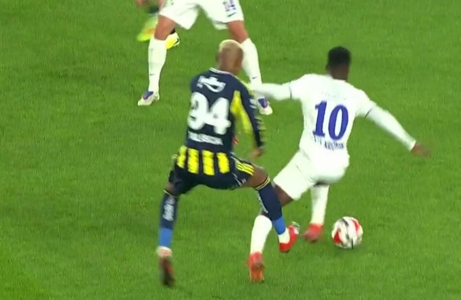 Hakem Fenerbahçe'yi lime lime doğramış! Çaykur Rizespor'un golü iptal, oyuncusu da atılmalıymış! Trio ekibi canlı yayında tüm pozisyonları tek tek açıkladı 4