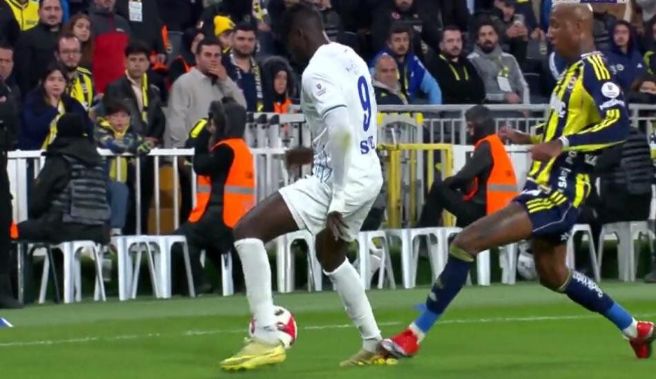 Hakem Fenerbahçe'yi lime lime doğramış! Çaykur Rizespor'un golü iptal, oyuncusu da atılmalıymış! Trio ekibi canlı yayında tüm pozisyonları tek tek açıkladı 11