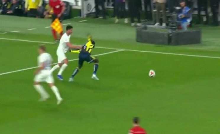 Hakem Fenerbahçe'yi lime lime doğramış! Çaykur Rizespor'un golü iptal, oyuncusu da atılmalıymış! Trio ekibi canlı yayında tüm pozisyonları tek tek açıkladı 5