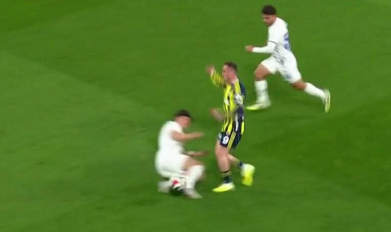 Hakem Fenerbahçe'yi lime lime doğramış! Çaykur Rizespor'un golü iptal, oyuncusu da atılmalıymış! Trio ekibi canlı yayında tüm pozisyonları tek tek açıkladı 3