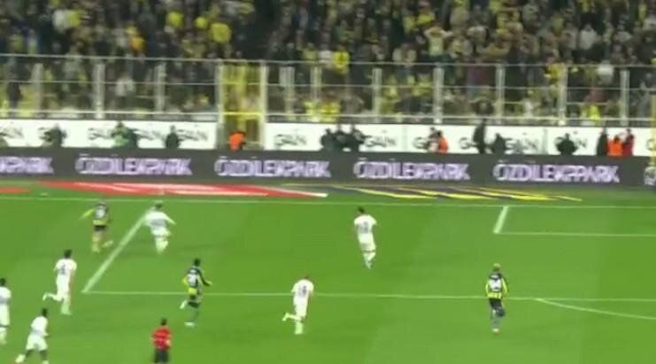 Hakem Fenerbahçe'yi lime lime doğramış! Çaykur Rizespor'un golü iptal, oyuncusu da atılmalıymış! Trio ekibi canlı yayında tüm pozisyonları tek tek açıkladı 7