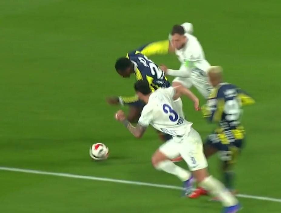 Hakem Fenerbahçe'yi lime lime doğramış! Çaykur Rizespor'un golü iptal, oyuncusu da atılmalıymış! Trio ekibi canlı yayında tüm pozisyonları tek tek açıkladı 15