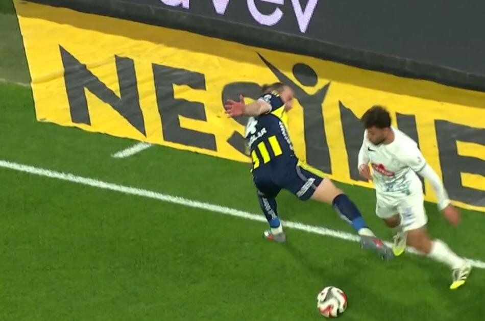 Hakem Fenerbahçe'yi lime lime doğramış! Çaykur Rizespor'un golü iptal, oyuncusu da atılmalıymış! Trio ekibi canlı yayında tüm pozisyonları tek tek açıkladı 14