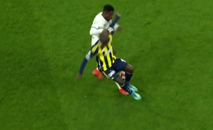 Hakem Fenerbahçe'yi lime lime doğramış! Çaykur Rizespor'un golü iptal, oyuncusu da atılmalıymış! Trio ekibi canlı yayında tüm pozisyonları tek tek açıkladı 19