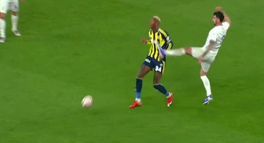 Hakem Fenerbahçe'yi lime lime doğramış! Çaykur Rizespor'un golü iptal, oyuncusu da atılmalıymış! Trio ekibi canlı yayında tüm pozisyonları tek tek açıkladı 21