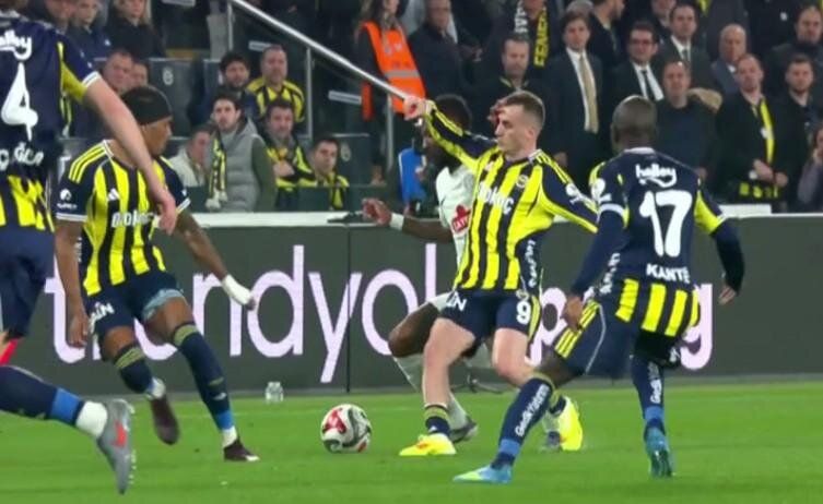 Hakem Fenerbahçe'yi lime lime doğramış! Çaykur Rizespor'un golü iptal, oyuncusu da atılmalıymış! Trio ekibi canlı yayında tüm pozisyonları tek tek açıkladı 12