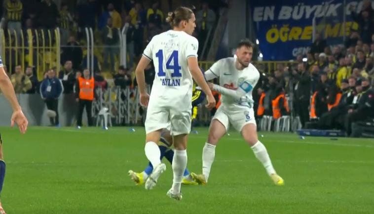 Hakem Fenerbahçe'yi lime lime doğramış! Çaykur Rizespor'un golü iptal, oyuncusu da atılmalıymış! Trio ekibi canlı yayında tüm pozisyonları tek tek açıkladı 2