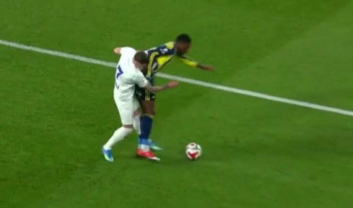 Hakem Fenerbahçe'yi lime lime doğramış! Çaykur Rizespor'un golü iptal, oyuncusu da atılmalıymış! Trio ekibi canlı yayında tüm pozisyonları tek tek açıkladı 20