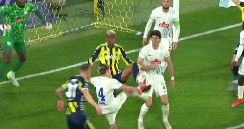Hakem Fenerbahçe'yi lime lime doğramış! Çaykur Rizespor'un golü iptal, oyuncusu da atılmalıymış! Trio ekibi canlı yayında tüm pozisyonları tek tek açıkladı 22