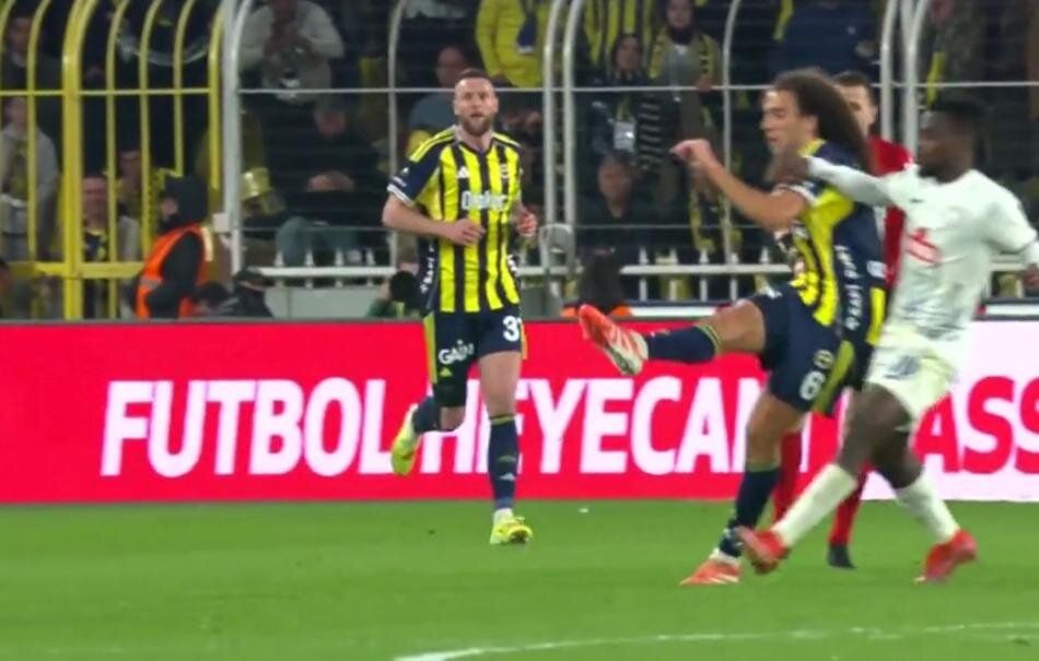 Hakem Fenerbahçe'yi lime lime doğramış! Çaykur Rizespor'un golü iptal, oyuncusu da atılmalıymış! Trio ekibi canlı yayında tüm pozisyonları tek tek açıkladı 23
