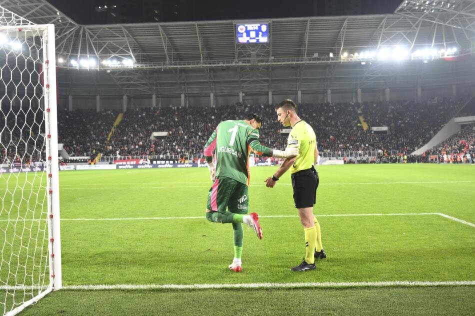 Trio ekibi, Galatasaray maçındaki pozisyonları tek tek yorumladı 1