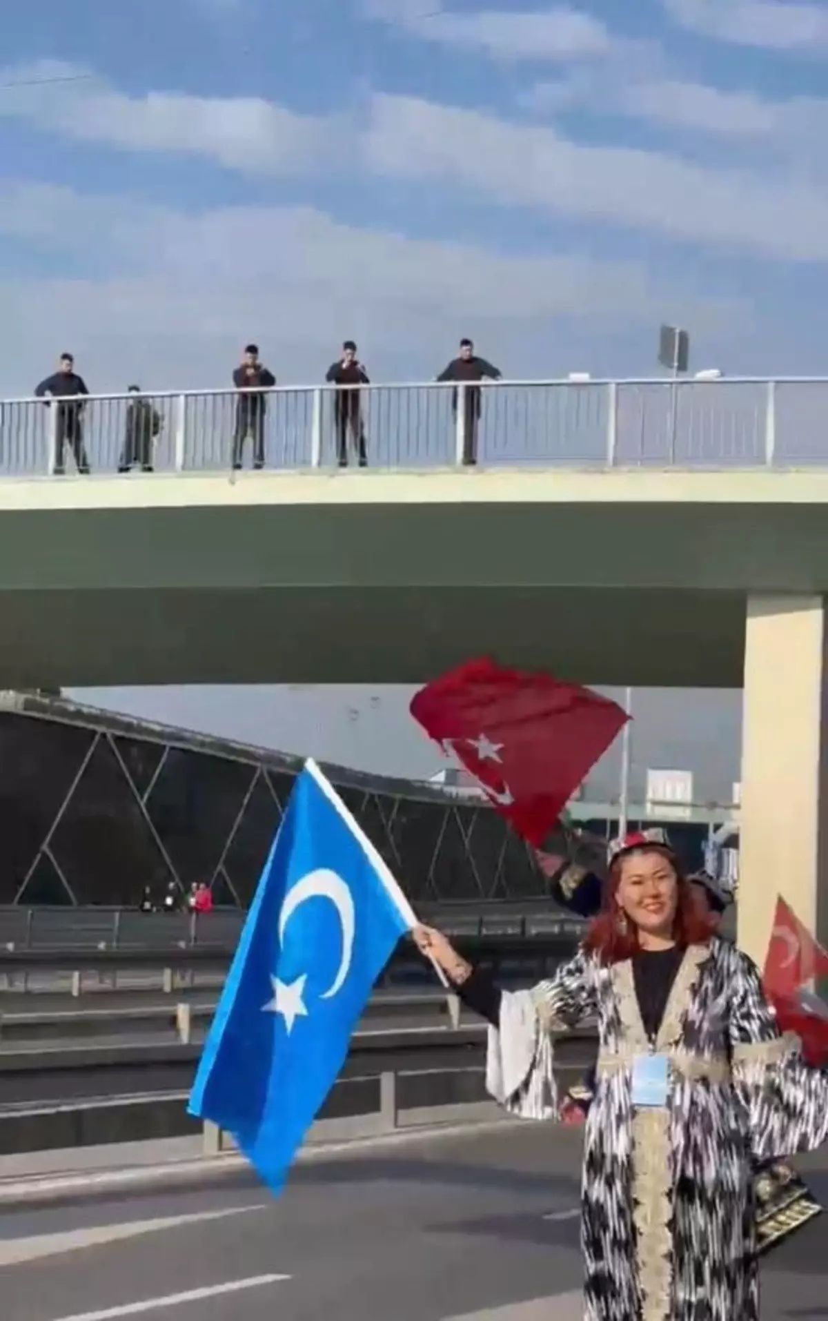 İstanbul'daki maratonda gizemli şahıslar kim? Çinli grup, Uygur Türklerini tek tek fişledi! Köprü üzerinde şüpheli hareketler! 3