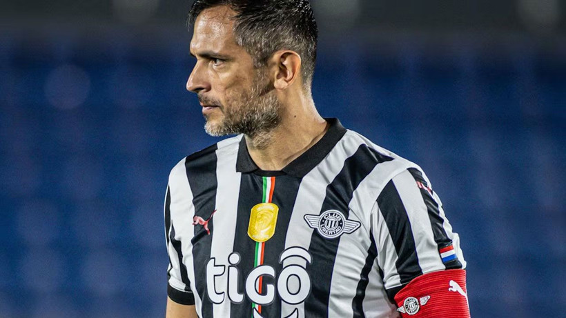 "Hâlâ oynuyor mu ya?" diyeceğiniz aktif en yaşlı futbolcular 2