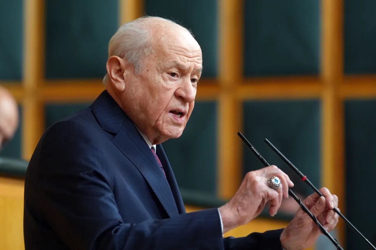 Bahçeli'nin yüzüğünde ve rozetindeki sır! Dikkat çeken şiir detayı... 4