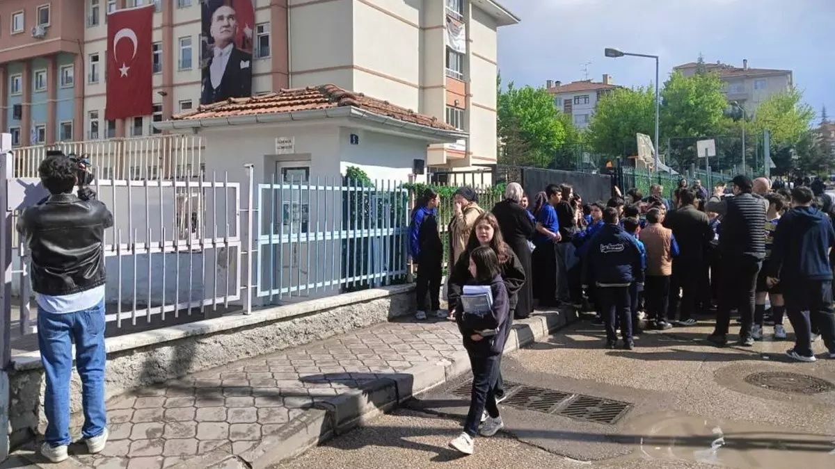 Ankara Sincan'da ortaokulda panik: "Dedemin silahı" dedi, günlerce okula getirdi! Aile gözaltında, çanta kullanmak yasaklandı... 2
