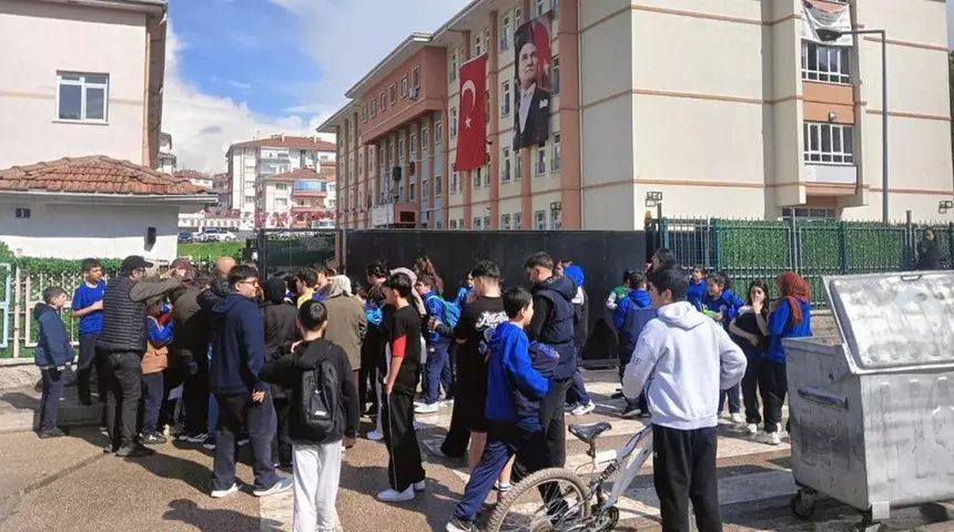 Ankara Sincan'da ortaokulda panik: "Dedemin silahı" dedi, günlerce okula getirdi! Aile gözaltında, çanta kullanmak yasaklandı... 1