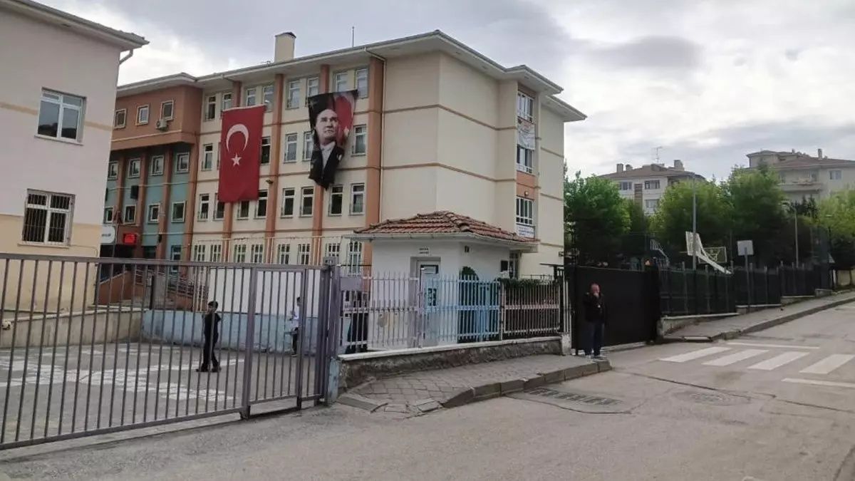 Ankara Sincan'da ortaokulda panik: "Dedemin silahı" dedi, günlerce okula getirdi! Aile gözaltında, çanta kullanmak yasaklandı... 3