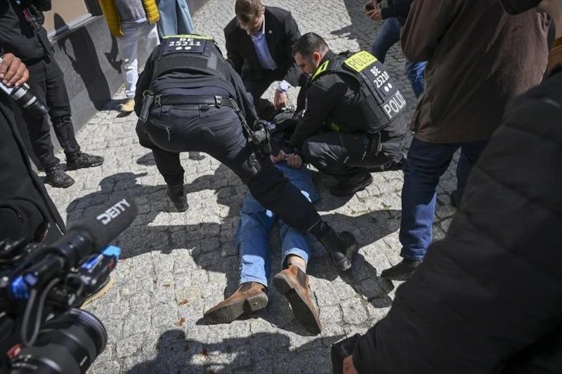 İran'ın devrik Şah'ının oğlu Pehlevi'ye Almanya'da şok protesto! Neye uğradığını şaşırdı... 4