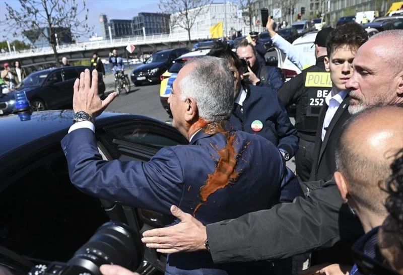 İran'ın devrik Şah'ının oğlu Pehlevi'ye Almanya'da şok protesto! Neye uğradığını şaşırdı... 2