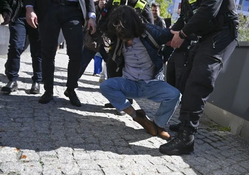 İran'ın devrik Şah'ının oğlu Pehlevi'ye Almanya'da şok protesto! Neye uğradığını şaşırdı... 3