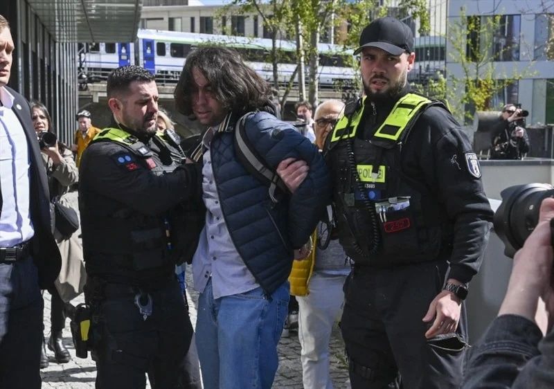 İran'ın devrik Şah'ının oğlu Pehlevi'ye Almanya'da şok protesto! Neye uğradığını şaşırdı... 5