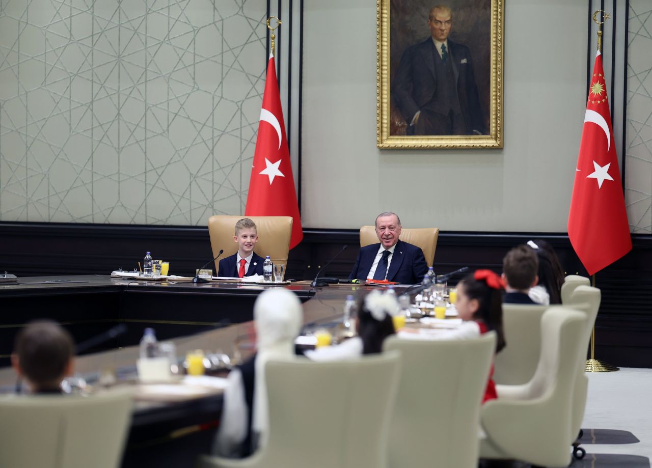 Türkiye'nin yarınları Külliye'de... Cumhurbaşkanı Erdoğan koltuğunu çocuklara devretti 4