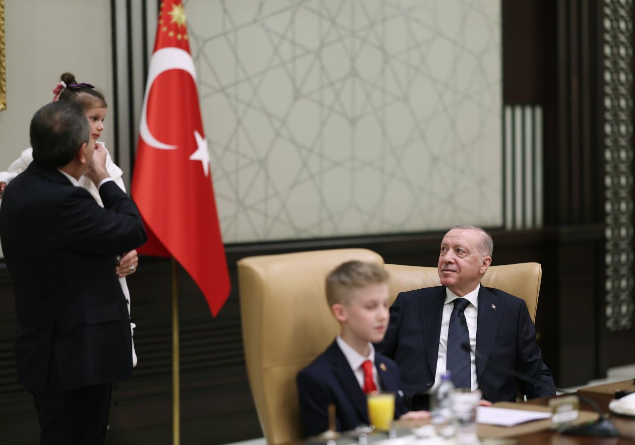 Türkiye'nin yarınları Külliye'de... Cumhurbaşkanı Erdoğan koltuğunu çocuklara devretti 2