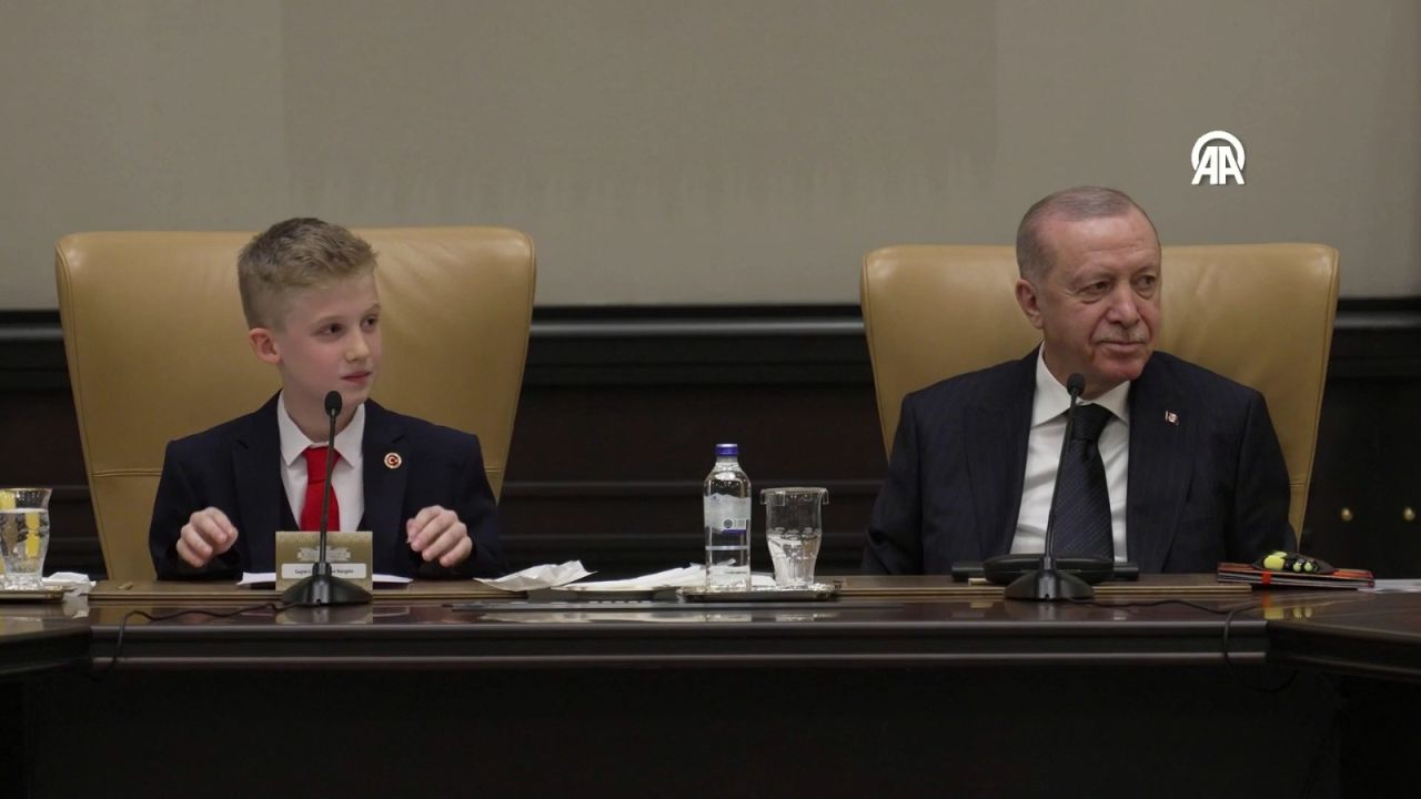 Türkiye'nin yarınları Külliye'de... Cumhurbaşkanı Erdoğan koltuğunu çocuklara devretti 1